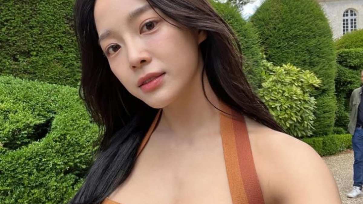 김세정 노출 김세정, '베이글녀' 인증 근황 공개...시스루 착시룩 원피스로 완벽한 보디라인 선보여