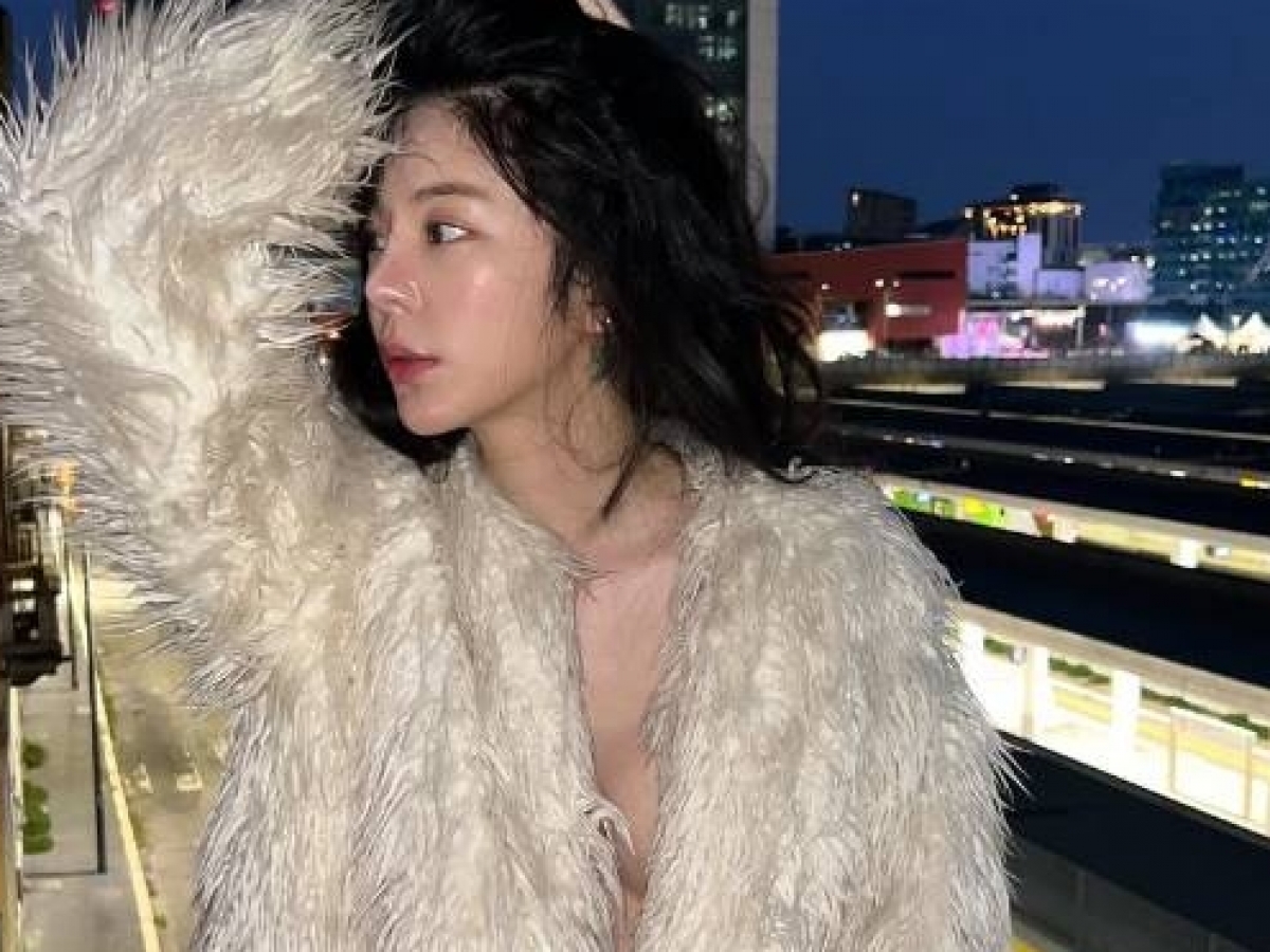 가수 장재인, 밀라노에서 파격적 세미 누드로 가슴라인 그대로 노출