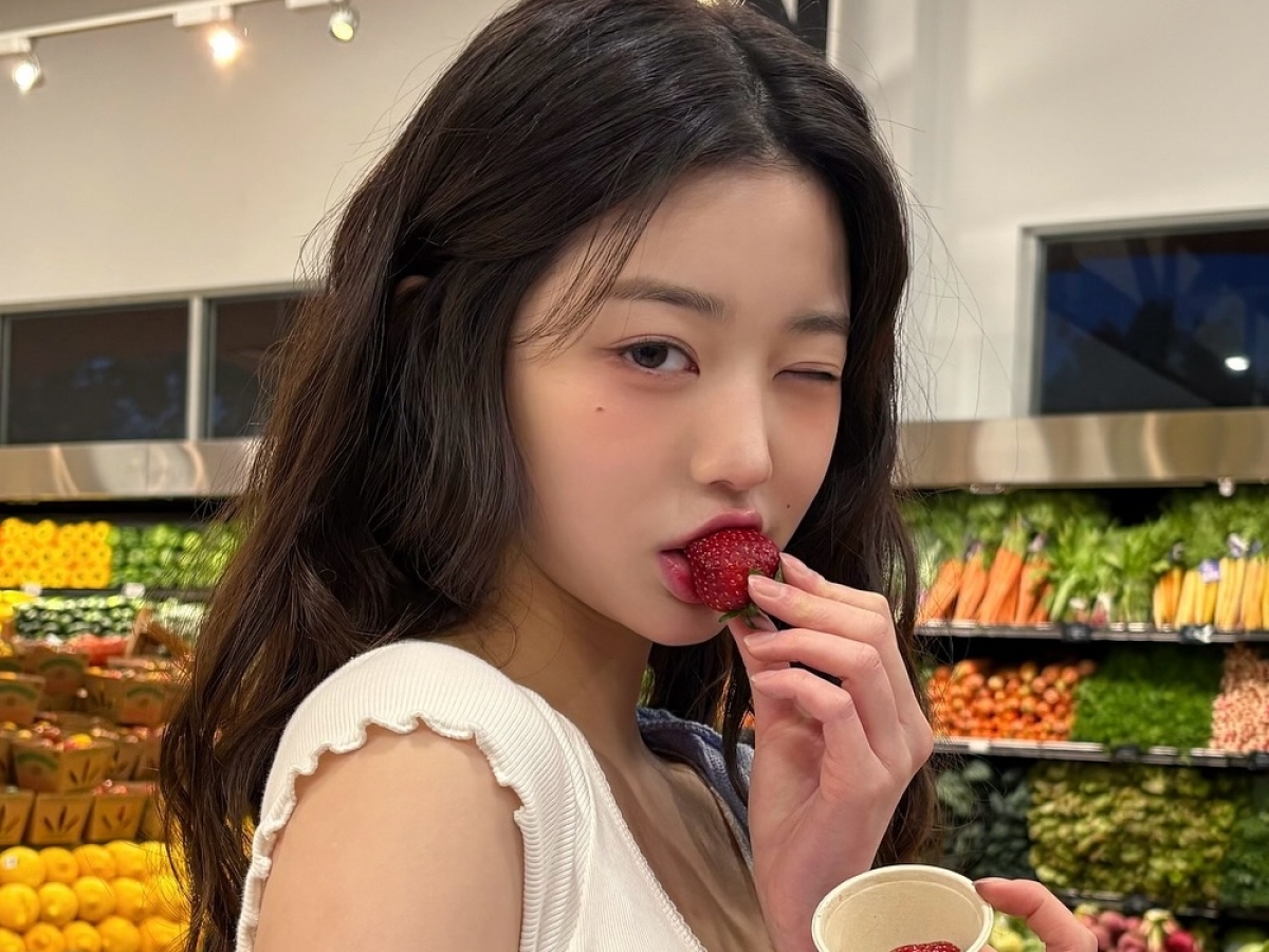 장원영, 이제 딸기 한 손으로 먹는다…“날 있는 그대로 사랑해 줘”