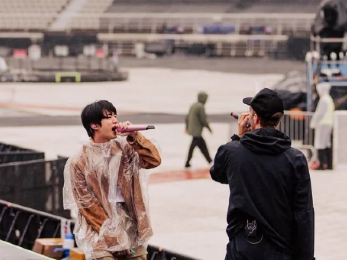 비도 막지 못한 우정…방탄소년단 진X콜드플레이, 내한 리허설 현장 공개