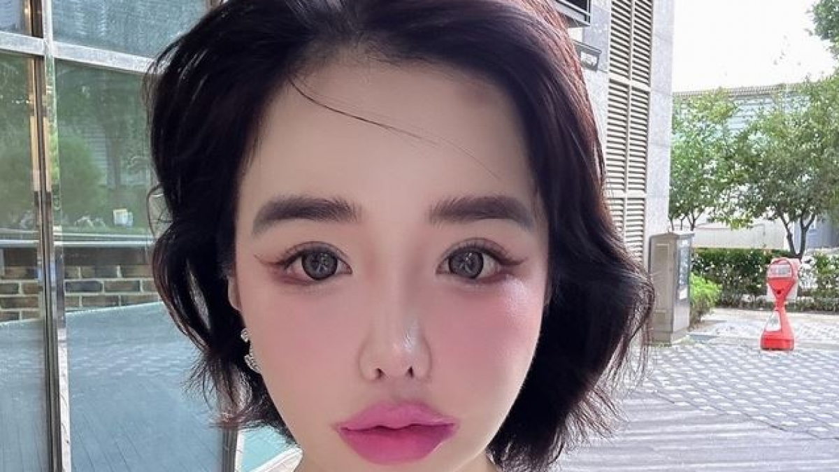 박봄, 과도한 보정 논란에도 당당한 오버립 화장으로 시선 집중!